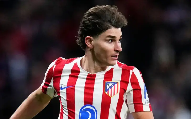 رد جديد من رئيس أتلتيكو مدريد على برشلونة بشأن إمكانية التعاقد مع ألفاريز